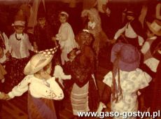 5524.Bal przebierancow z okazji Dnia Ucznia w Szkole Podstawowej w Szelejewie (1978 r.)