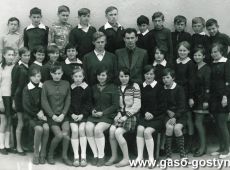 5525.Nauczyciele (Andrzej Czabajski i Henryk Mackowiak) oraz uczniowie klasy VII Szkoly Podstawowej w Kunowie (1970 r.)