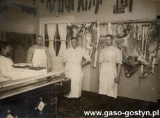 555.Rzeznictwo Niestrawski (na zdjeciu Maria i Marceli Niestrawscy z pracownikami), Gostyn, ok. 1930 r.