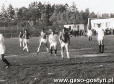 556.Stadion w Gostyniu - w ciemnych koszulkch pilkarze MZKS Kania