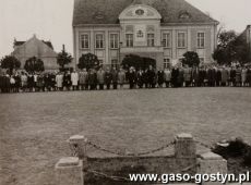 5560.Rynek w Gostyniu-zespoly z powiatow koscianskiego, sremskiego i gostynskiego biorace udzial w eliminacjach do Festiwalu Chorow Amatorskich o Laur XX-lecia PRL (23 maja 1965r.).JPG