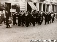 5562.Rynek w Gostyniu-przemarsz zespolow bioracych udzial w Festiwalu Chorow Amatorskich o Laur XX-lecia PRL do ZDK Hutnik, pochod prowadzi Orkiestra Deta Cukrowni (23 maja 1965 r.).JPG