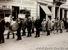 5563.Rynek w Gostyniu-przemarsz zespolow bioracych udzial w eliminacjach do Festiwalu Chorow Amatorskich o Laur XX-lecia PRL do ZDK Hutnik (23 maja 1965 r.).JPG