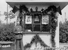 5570. 1 maja 1952 roku w  Gostyniu (kiosk z portretami Bieruta i Rokosowskiego)