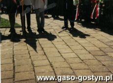 5572. Gora Zamkowa w Gostyniu - manifestacja Swieta Konstytucji 3 Maja (1997 r.), przemawia burmistrz Jerzy Wozniakowski