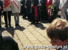 5573. Gora Zamkowa w Gostyniu - manifestacja Swieta Konstytucji 3 Maja (1997 r.), modlitwe prowadzi ks. Artur Przybyl