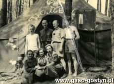 5593.Komenda I Druzyny Harcerskiej na zlocie w lesie piaskowskim (1958 r.), stoja od lewej T.Gaszek, F.Latosinski, S.Kregielski, M.Mikolajski, klecza od lewej K.Jakubowska, M.Sworowska, K.Janiszewska