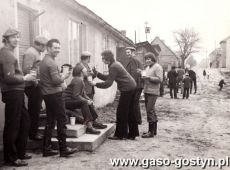 5601. Ulica Mlynska w Gostyniu, poczatek lat 70. XX wieku, uczestnicy czynu spolecznego