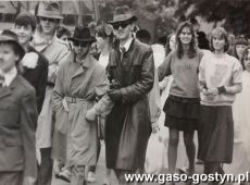 5602. Dni Gostynia w 1988 roku rozpoczely sie zakinada uczniow gostynskich szkol (uczniowie Liceum Ogolnoksztalcacego)