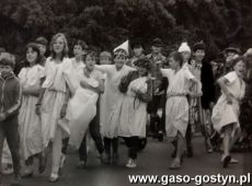 5603. Dni Gostynia (1988 r.) - zakinada w wykonaniu uczniow szkol gostynskich (uczniowe Szkoly Podstawowej nr 4)