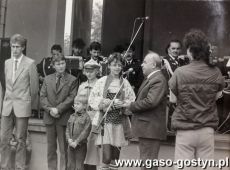 5604. Dni Gostynia - przekazanie mlodziezy kluczy do bram miasta przez naczelnika Miasta i Gminy Franciszka Koniecznego (12 czerwca 1988 r.)
