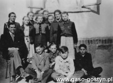 5619.Uczniowie Szkoly Podstawowej w Wycislowie wraz z nauczycielem Alfredem Walterem (1953 r.)