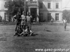 5620.Uczestnicy kolonii letnich dzieci z powiatu gostynskiego przed palacem w  Zimnowodzie (1953 r.)