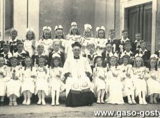 5623. I Komunia Swieta w parafii w Kunowie (1953 r.), w srodku ks. Stanislaw Wojciechowski