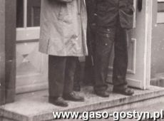 5630. Profesorowie Helsztynski i Hanyz oraz kierownik Markowski przed Powiatowa i Miejska Biblioteka Publiczna w Gostyniu (1965 r.)