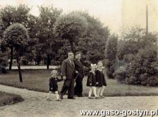 5639. Sylwester Kaniewski z tesciem i dziecmi (gostynskie Planty, 1950 r.)