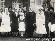 5639.Grupa osob z Teresa Fenrych (z domu Boszulak) - zona Stanisalwa Fenrycha wlasciciela majatku i Fabryki Konserw w Pudliszkach przed wejsciem do palacu