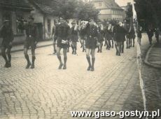 5645.  Przemarsz hacerzy z gostynskiej II Druzyny Harcerskiej w Trzcielu (na czele druh Henryk Andrzejewski)