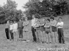 5647.Uczniowie Szkoly Podstawowej nr 2 w Gostyniu z wychowawca klasy Janem Zaborowskim na biwaku w Loniewie (1988 r.).JPG