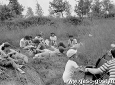 5650.Uczniowie Szkoly Podstawowej nr 2 w Gostyniu z wychowawca klasy Janem Zaborowskim na biwaku w Loniewie (1988 r.).JPG