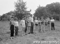 5652.Uczniowie Szkoly Podstawowej nr 2 w Gostyniu z wychowawca klasy Janem Zaborowskim na biwaku w Loniewie (1988 r.).JPG