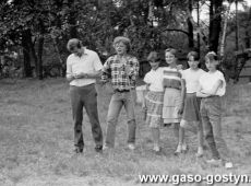 5653.Uczniowie Szkoly Podstawowej nr 2 w Gostyniu z wychowawca klasy Janem Zaborowskim na biwaku w Loniewie (1988 r.).JPG