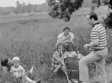 5655.Uczniowie Szkoly Podstawowej nr 2 w Gostyniu z wychowawca klasy Janem Zaborowskim na biwaku w Loniewie (1988 r.).JPG