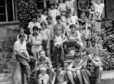 5658.Uczniowie Szkoly Podstawowej nr 2 w Gostyniu z wychowawca klasy Janem Zaborowskim na biwaku w Loniewie (1988 r.).JPG