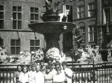 5658.Uczniowie Szkoly Podstawowej z Szelejewa na wycieczce w Trojmiescie (przed fontanna Neptuna w Gdansku - 1988 r.)