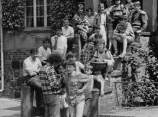 5659.Uczniowie Szkoly Podstawowej nr 2 w Gostyniu z wychowawca klasy Janem Zaborowskim na biwaku w Loniewie (1988 r.).JPG