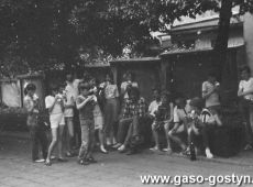 5661.Uczniowie Szkoly Podstawowej nr 2 w Gostyniu z wychowawca klasy Janem Zaborowskim na biwaku w Loniewie (1988 r.).JPG