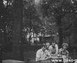 5662.Uczniowie Szkoly Podstawowej nr 2 w Gostyniu z wychowawca klasy Janem Zaborowskim na biwaku w Loniewie (1988 r.).JPG