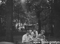 5662.Uczniowie Szkoly Podstawowej nr 2 w Gostyniu z wychowawca klasy Janem Zaborowskim na biwaku w Loniewie (1988 r.).JPG