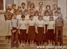 5663.Nauczyciele i uczniowe Szkoly Podstawowej w Goli (1983 r.)