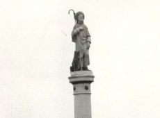 5664.Kapliczka z figura sw. Rocha przy drodze Gola-Czajkowo (lata 80. XX wieku)
