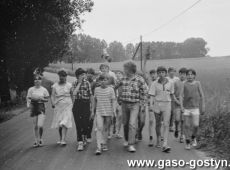 5664.Uczniowie Szkoly Podstawowej nr 2 w Gostyniu z wychowawca klasy Janem Zaborowskim na biwaku w Loniewie (1988 r.).JPG