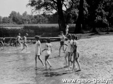 5666.Uczniowie Szkoly Podstawowej nr 2 w Gostyniu z wychowawca klasy Janem Zaborowskim na biwaku w Loniewie (1988 r.).JPG