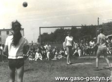 5675.Szkola Podstawowa w Bodzewie - mecz pilki siatkowej nauczyciele kontra uczennice klasy VII (1970 r.) -  mecz rozegrano z okazji Dnia Dziecka i Sportu Szkolnego
