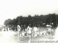 5676.Szkola Podstawowa w Bodzewie - mecz pilki siatkowej nauczyciele kontra uczennice klasy VII (1970 r.) -  mecz rozegrano z okazji Dnia Dziecka i Sportu Szkolnego
