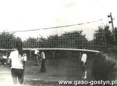 5677.Szkola Podstawowa w Bodzewie - mecz pilki siatkowej nauczyciele kontra uczennice klasy VII (1970 r.) -  mecz rozegrano z okazji Dnia Dziecka i Sportu Szkolnego