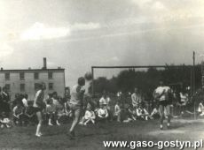 5678.Szkola Podstawowa w Bodzewie - mecz pilki siatkowej nauczyciele kontra uczennice klasy VII (1970 r.) -  mecz rozegrano z okazji Dnia Dziecka i Sportu Szkolnego