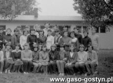 5678.Uczniowie Szkoly Podstawowej nr 1 w Gostyniu z wychowawca klasy Piotrem Radojewskim (1982 r.).JPG