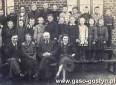 5679.Nauczyciele i uczniowe Szkoly Podstawowej w Kunowie (1955 r.)