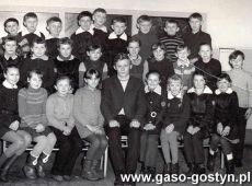 5680.Szkola Podstawowa w Kunowie - uczniowie klasy IV z wychowawca Andrzejem Czabajskim (1970 r.)