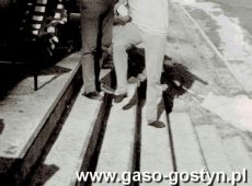 569.Oboz zimowy w Karpaczu pilkarzy MZKS Kania Gostyn(z lewej kierownik druzyny Gerard Kaczmarek)