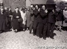 5717. Trumna ze szczatkami rozstrzelanych w 1939 roku na gostynskim Rynku oraz powstancow wlkp. w kondukcie na gostynski cmentarz (11 kwietnia 1959 r.)