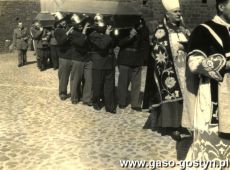 5718. Trumna ze szczatkami rozstrzelanych w 1939 roku na gostynskim Rynku oraz powstancow wlkp. w kondukcie na gostynski cmentarz (11 kwietnia 1959 r.)