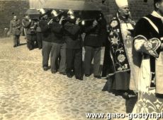 5718. Trumna ze szczatkami rozstrzelanych w 1939 roku na gostynskim Rynku oraz powstancow wlkp. w kondukcie na gostynski cmentarz (11 kwietnia 1959 r.)