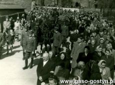 5719. Kondukt zalobny z prochami 30 mieszkancow rozstrzelanych przez hitlerowcow w 1939 roku na gostynskim Rynku i 9 powstancow wlkp. (Gostyn, 11 kwietnia 1957 r.)