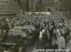 5720. Kondukt zalobny z prochami 30 mieszkancow rozstrzelanych przez hitlerowcow w 1939 roku na gostynskim Rynku i 9 powstancow wlkp. (Gostyn, 11 kwietnia 1957 r.)